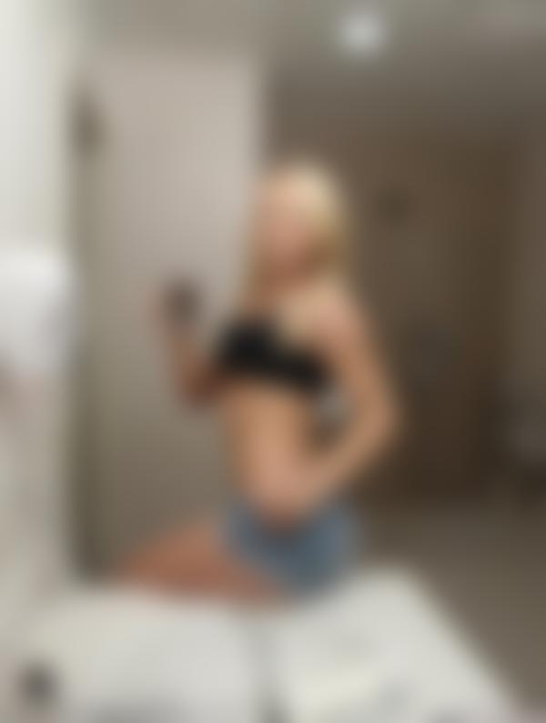 Mulher de salto alto e saia curta em Brasília